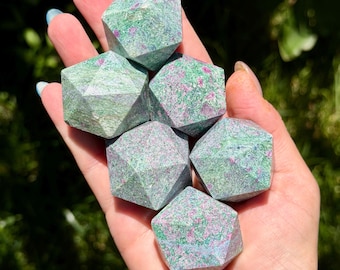 Robijn in fuchsiet icosaëders met groen mica | Geometrisch stuk met 20 zijkanten | UV-reactief