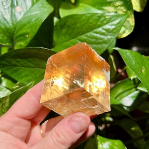 Cubo de rombo de calcita de miel / Inclusiones arcoíris / Calcita de miel óptica / Calcita de miel cruda / Calcita de miel cúbica