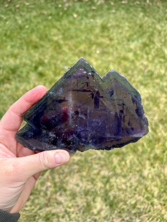 虹色の蛍石と黄鉄鉱の水晶の山の彫刻 | 紫色の蛍石と黄鉄鉱の水晶板