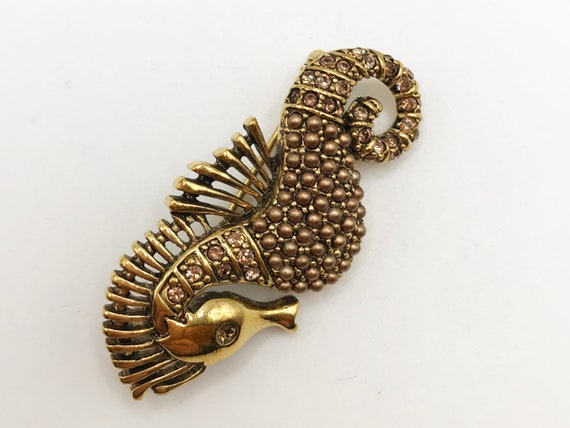 Vintage gold-tone seahorse brooch pin in an antiq… - image 8