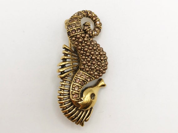 Vintage gold-tone seahorse brooch pin in an antiq… - image 7