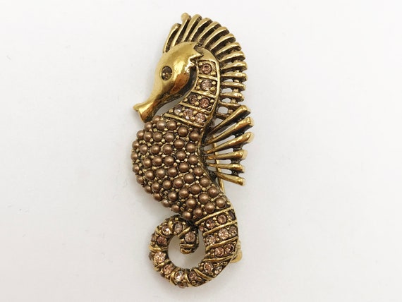 Vintage gold-tone seahorse brooch pin in an antiq… - image 1