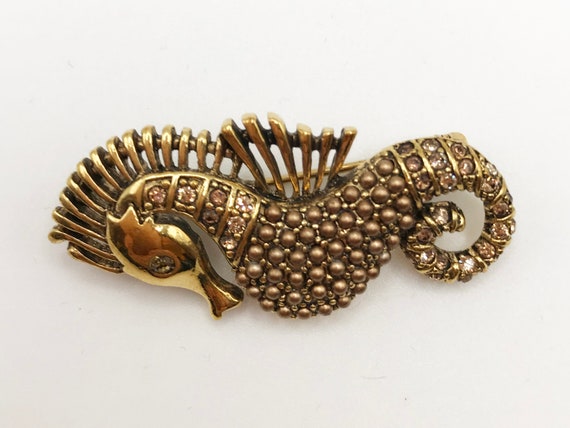 Vintage gold-tone seahorse brooch pin in an antiq… - image 9