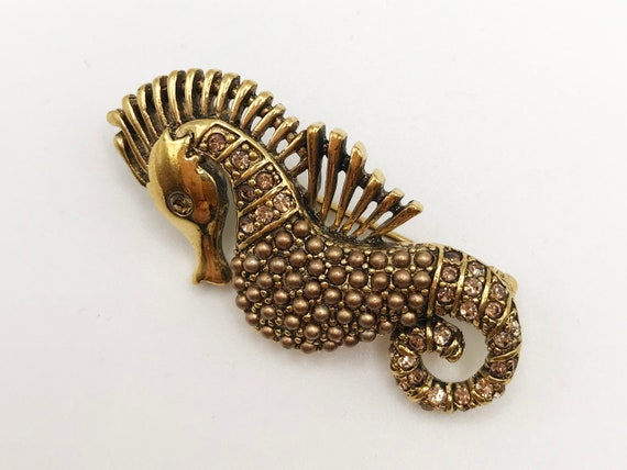 Vintage gold-tone seahorse brooch pin in an antiq… - image 10
