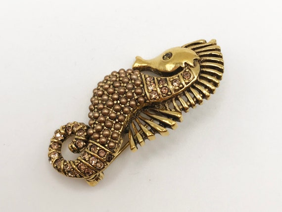 Vintage gold-tone seahorse brooch pin in an antiq… - image 4