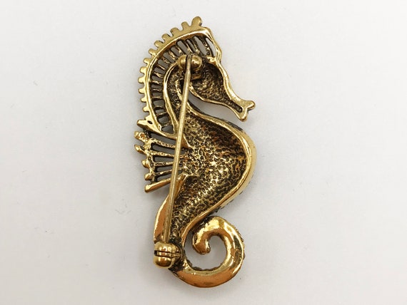 Vintage gold-tone seahorse brooch pin in an antiq… - image 3