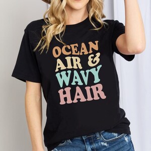 Camiseta gráfica de algodão preta Simply Love em tamanho real Ocean Air e cabelo ondulado, camiseta gráfica, camiseta de verão, frete grátis