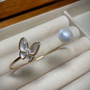 Dainty Butterfly Pearl Bangle, Freshwater Pearl Bracelet, Butterfly Bangle Bracelet, Pearl Accesories, Best Gift for her