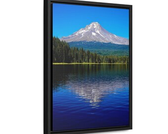 Mt. Hood at Trillium Lake, envuelto en galería, lienzo enmarcado vertical