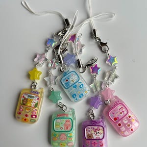 HANDGEMACHT Süßes Retro Handy, Handyanhänger, Perlenaccessoires, Ästhetik, Pastell Handyanhänger, Y2k, Cutecore, Kidcore, Gamer Girl