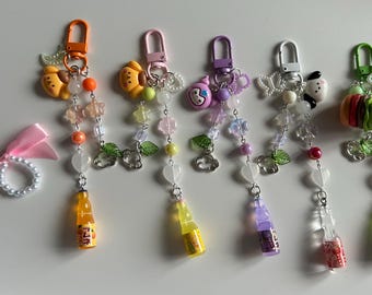 Chaveiro artesanal em formato de garrafa de Ramune com tema kawaii, pingente para bolsa com miçangas.