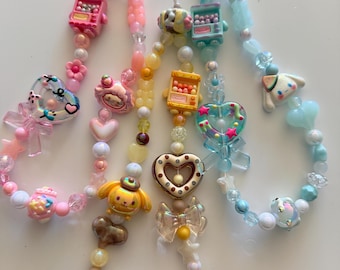 Sanrio Inspiriert Twist Egg Machine Handyanhänger | Kawaii Perlen Handyband | Pastell Charm Armband | Süßer Taschenanhänger Handmade Fan Inspiriert