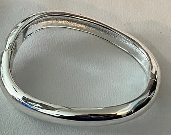 Silver Tone Smooth Wave Style Oval Shape Hinged Bangle Cuff Bracelet 7"