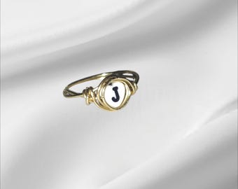 Bague « Initiale » enveloppée de fil métallique