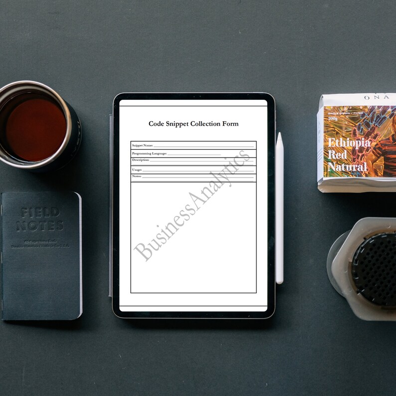 Pode incluir: Um tablet branco com uma tela preta exibindo um formul&aacute;rio de coleta de trechos de c&oacute;digo. O formul&aacute;rio tem campos para o nome do trecho, a linguagem de programa&ccedil;&atilde;o, a descri&ccedil;&atilde;o, o usu&aacute;rio e o nome. O tablet est&aacute; em uma superf&iacute;cie cinza escura com uma x&iacute;cara de caf&eacute;, um caderno e uma caixa de gr&atilde;os de caf&eacute;.