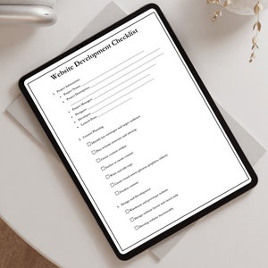 Może przedstawiać: Lista kontrolna do rozwoju stron internetowych z sekcjami dotyczącymi informacji o projekcie, planowania treści i projektowania oraz rozwoju. Lista kontrolna zawiera pola wyboru dla każdego kroku.