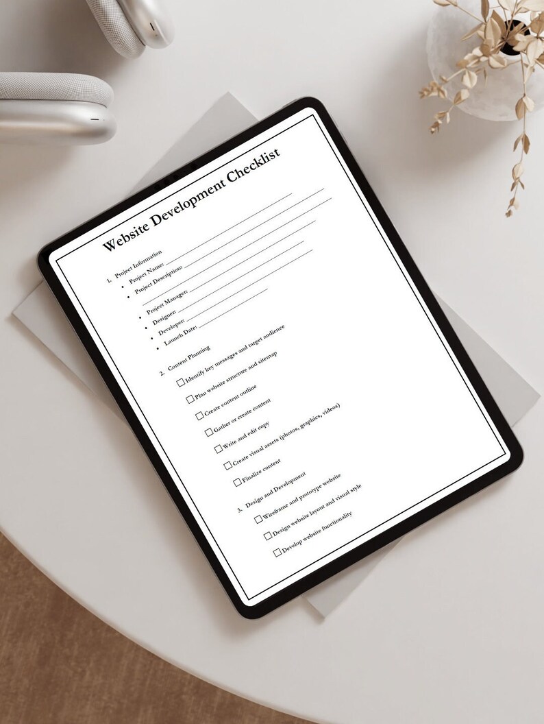 Może przedstawiać: Lista kontrolna do rozwoju stron internetowych z sekcjami dotyczącymi informacji o projekcie, planowania treści i projektowania oraz rozwoju. Lista kontrolna zawiera pola wyboru dla każdego kroku.