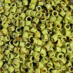 Cuentas Delica Miyuki 10/0 PICASO color chartreuse, 7,2 gramos, fabricadas en Japón, DBM2265-TB