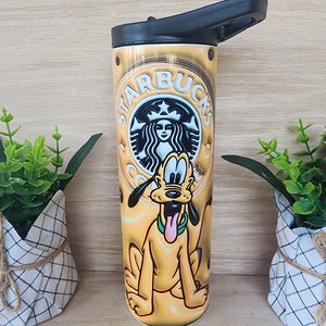 Peut inclure: Un gobelet en acier inoxydable jaune et noir avec un logo Starbucks et une image de dessin animé de Pluto. Le gobelet a un couvercle noir avec un rabat.