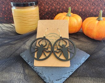 Hang/drop Halloween-spinoorbellen. Zwart van kleur en rond ontwerp. Goudkleurige chirurgische roestvrijstalen oorhaakjes