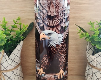 20oz dunne roestvrijstalen dubbelwandige beker. Amerikaanse vlag met adelaar in 3D-look. Sterren en strepen, helder driedimensionaal patroon.