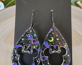 Dangle/drop Minnie Mouse stevige druppelvorm met Halloween-vleermuisontwerp. Zwartgekleurde chirurgische roestvrijstalen oorhaakjes