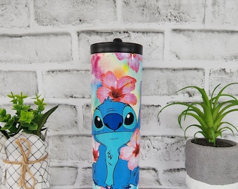 Vaso/taza. Diseño de Stitch de Lilo y Stitch. Con flores de hibisco y un fondo muy colorido. Vaso delgado de 20 oz.