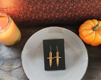 Halloween Saw-oorbellen, horrorfilmpersonageontwerp. Hang/hangstijl. Zilverkleurige chirurgische roestvrijstalen oorhaakjes.