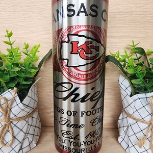 K&ouml;nnte beinhalten: Ein Edelstahlbecher mit einem roten und silbernen Design. Er zeigt das Logo der Kansas City Chiefs und den Text "Kansas City Chiefs, Kings of Football, Time Champs, Est. 1960, You! You-You-You, Missouri U.S.A."