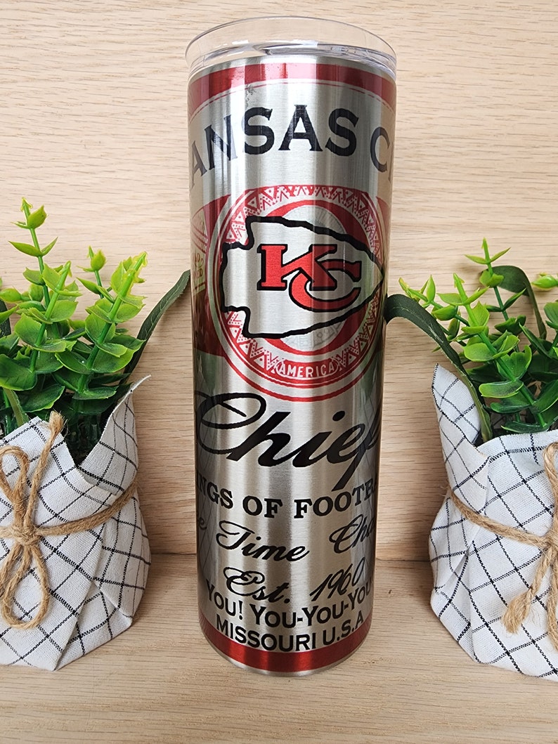 K&ouml;nnte beinhalten: Ein Edelstahlbecher mit einem roten und silbernen Design. Er zeigt das Logo der Kansas City Chiefs und den Text "Kansas City Chiefs, Kings of Football, Time Champs, Est. 1960, You! You-You-You, Missouri U.S.A."