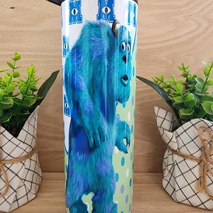 Tumbler/kubek. 20oz chudy tumbler. Monsters Inc. Z postacią Jamesa P. Sullivana Monster Inc. Zielony z tłem w kropki