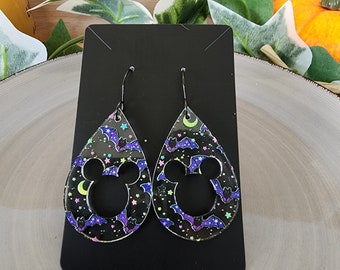 Hangende Mickey Mouse stevige druppelvorm met Halloween-vleermuisontwerp. Zwartgekleurde chirurgische roestvrijstalen oorhaakjes