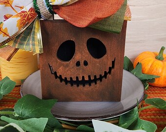 Houten pompoenplankoppas met strik eraan. Herfstdecor, rustiek decor, plankdecor, herfstplankoppas, manteldecor Halloweendecoraties