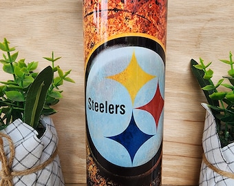 Vaso delgado de acero inoxidable de 20 oz con dos tapas y doble pared aislante. Diseño inspirado en el fuego de los Pittsburgh Steelers, equipo de fútbol americano de la NFL/Steelers.