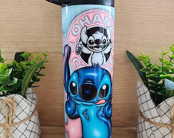 Becher/Tasse. Stich von Lilo und Stitch Cartoons. Aufgebauschter Look mit Ohana Kaffee Buchstaben, in hellblau und rosa. 20 Unzen dünner Isolierbecher.