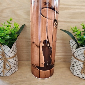 Vaso delgado de 20 oz con diseño de tabla de madera &quot;Atardecer de pesca&quot;