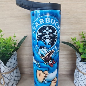 Becher/Tasse. Donald Duck, Disney Figur Mit Kaffee Schriftzug und Puffy/3D Optik auf einem leuchtend blauen Hintergrund. 20 Unzen Isolierbecher