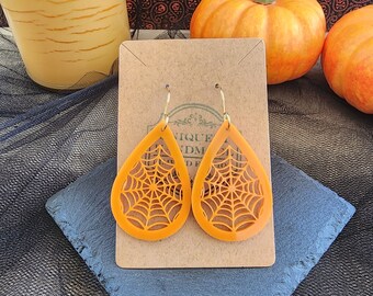 Bengelen/hangen Halloween-spinnenweboorbellen. Oranje van kleur/druppelvorm. Goudkleurige chirurgische roestvrijstalen oorhaakjes