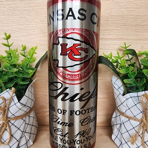 K&ouml;nnte beinhalten: Ein Edelstahlbecher mit einem roten und silbernen Design, das das Logo der Kansas City Chiefs, die Worte "Kansas City Chiefs", "Kings of Football", "Time Champs", "Est. 1960", "You! You-You-You!" und "Missouri U.S.A." zeigt.