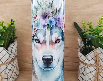 Tumbler/mugg Husky-hundälskare, husdjur, tassar, hundmamma, hundpappa, Siberian husky hund. Blommig krona och bakgrund. 59 cl smalt tumbler.