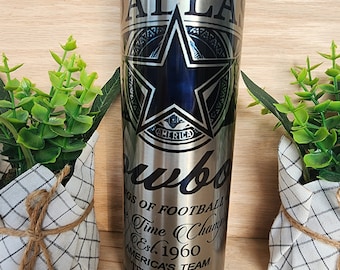 20 Unzen dünner Becher.  Dallas Cowboys Bierdose inspiriertes Design. Mit glänzend irisierender Färbung, die Aluminiumdosen / Buntglas-Optik ähnelt