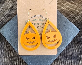 Hang/drop Halloween-pompoen jack-o-lantaarn-oorbellen. Oranje van kleur/druppelvorm. Goudkleurige chirurgische roestvrijstalen oorhaakjes