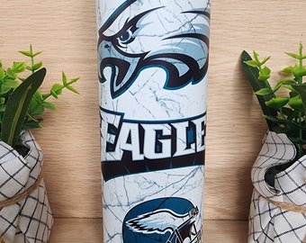 BRILLANT dans le noir. Football des Eagles de Philadelphie/NFL et drapeau américain. Amoureux de l'équipe des Eagles. S'allume en vert. Gobelet 20 oz en acier inoxydable