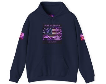 Puede incluir: Sudadera con capucha azul marino con un diseño de bandera estadounidense morada y el texto "WAR VETERAN" y "U.S. MILITARY".