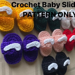 Può includere: Un set di dieci ciabatte per neonati all'uncinetto in vari colori, tra cui giallo, viola, rosa, rosso, verde, bianco e nero. Ogni ciabatta ha un cinturino bianco all'uncinetto sulla parte superiore. Il testo dell'immagine recita "Crochet Baby Slides - PATTERN ONLY".