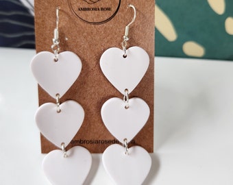 Pendiente colgante triple corazón blanco. Arcilla polimérica hecha a mano, múltiples diseños. ¡Pendientes llamativos para cualquier ocasión!