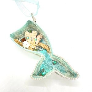 Vintage - Meerjungfrauenschwanz Ausstecher Ornament - Strand Thema - mit handverlesenen Muscheln von den Stränden von Florida gemacht - handbemalt