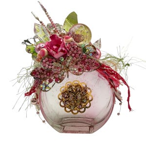 Vintage-geïnspireerd - Gif-/parfumflesje - Roze - Geüpcycled - Hergebruikte vintage sieraden en vintage kerstdecoratie - Victoriaans