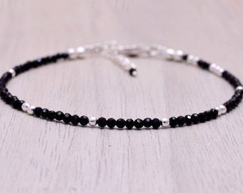 Zartes Armband aus schwarzem Turmalin, Sterlingsilber und roségoldenen Perlen