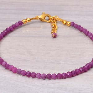Op de afbeelding: Een delicate armband van roze edelstenen met een gouden sluiting. De armband is gemaakt van kleine, gefacetteerde kralen en is perfect voor dagelijks gebruik.